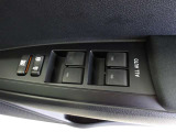パワーウィンドウスイッチで運転席から全席の窓の開閉ができます。
