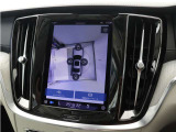 リアカメラによる後方の確認だけでなく、真上から見下ろすバードアイ映像を映し出す360度ビューカメラで、自車周辺の詳細な状況を確認できます。見通しが悪く狭い場所で車を取り回す際には心強い味方となります。