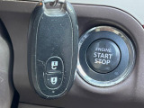 【キーレススタートシステム】カバンやポケットに入れたままでもドアの施錠・解錠が可能なスマートキーを装備。エンジンのオン・オフ時もカギを取り出す必要が無いからとっても便利です♪