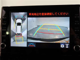 パノラミックビューモニター付きです。車両を上から見たような映像をモニター画面に表示。運転席からの目視では見にくい、車両周辺の状況をリアルタイムでしっかり確認できます。