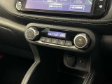 【オートエアコン】タッチパネル式オートエアコンで運転席周りの凹凸が少なくスッキリとしています。