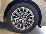 BMWの純正アロイホイールは軽量かつ強度にも優れているホイールで走行性能を引き上げる設計になっております。足元にもBMWは妥協がなくこだわっている個所になります。