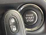 【キーレススタートシステム】カバンやポケットに入れたままでもドアの施錠・解錠が可能なスマートキーを装備。エンジンのオン・オフ時もカギを取り出す必要が無いからとっても便利です♪