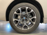 BMWの純正アロイホイールは軽量かつ強度にも優れているホイールで走行性能を引き上げる設計になっております。足元にもBMWは妥協がなくこだわっている個所になります。