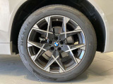 BMWの純正アロイホイールは軽量かつ強度にも優れているホイールで走行性能を引き上げる設計になっております。足元にもBMWは妥協がなくこだわっている個所になります。