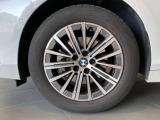 BMWの純正アロイホイールは軽量かつ強度にも優れているホイールで走行性能を引き上げる設計になっております。足元にもBMWは妥協がなくこだわっている個所になります。