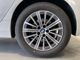 BMWの純正アロイホイールは軽量かつ強度にも優れているホイールで走行性能を引き上げる設計になっております。足元にもBMWは妥協がなくこだわっている個所になります。