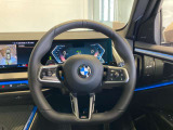 BMWのステアリングはドライバーと車体が一体感に感じれるような操作性を実現しております。また、握りやすさや操作性を向上するためにスイッチ類も配置されております。