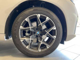 BMWの純正アロイホイールは軽量かつ強度にも優れているホイールで走行性能を引き上げる設計になっております。足元にもBMWは妥協がなくこだわっている個所になります。