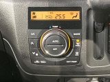 【オートエアコン】一度お好みの温度に設定すれば、車内の温度を検知し風量や温度を自動で調整。暑い&hellip;寒い&hellip;と何度もスイッチ操作をする必要はありません。快適な車内空間には必須の機能ですね♪