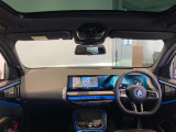 BMWの運転席はドライバーオリエンテッドという構造を採用。ドライバー目線の操作がしやすい設計になっており、ドライブ中にも目線の移動が少なく運転中にも簡単に操作ができます。