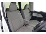 フロントシートはゆったりとしていて開放感があるベンチシートです。車内の移動も楽々です!狭い場所や駐車場で片側をギリギリに停めた際には便利ですよ!