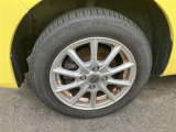 社外アルミ。タイヤサイズは165/65R14、現在は夏タイヤ装着で残り溝は約6ミリです