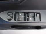 パワーウィンドウと電動ドアミラーのスイッチ。コンパクトにまとまって配置されていて使いやすいですよ。