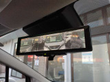 インテリジェントルームミラー カメラからの映像をミラーで見たように表示します。角度や光度等の調整も可能。後席の人と目を合わせず後方確認出来ます。