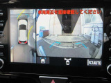 パノラミックビューモニター付きです。車両を上から見たような映像をディスプレイオーディオ画面に表示。運転席からの目視だけでは見にくい、車両周辺の状況をリアルタイムでしっかり確認できます。