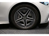 メルセデスの認定中古車「サーティファイドカー」では、万一お車が故障した場合も、ご購入後1年間もしくは2年間※は走行距離にかかわらずメルセデス・ベンツ正規サービスネットワークで無料修理いたします