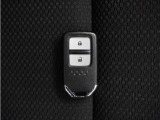 ◆スマートキー◆カギをバッグやポケットに入れたままでもドアロックの開閉ができる『スマートキー』付き!雨天や暗くなってもカギを取り出す必要がなくドアの開錠&エンジンも始動できます