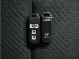 ◆スマートキー◆カギをバッグやポケットに入れたままでもドアロックの開閉ができる『スマートキー』付き!雨天や暗くなってもカギを取り出す必要がなくドアの開錠&エンジンも始動できます