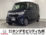 N-BOX カスタム EX です。ホンダセンシングを標準装備したこの車両は、パワースライドドアや、フォグライト、スライドシート、アルミホイール等、充実装備です。