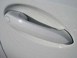コンフォートアクセス装備です。ドアハンドルに触れてドアの開閉が可能です。