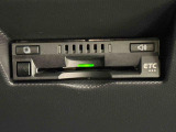 ETCカードを挿入することで高速道路を利用する際の支払いがキャッシュレスになったり、ETCスマートインターチェンジが利用できたり、とても便利なアイテムです!保証は修理保証のみとなります。