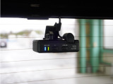この車にはリアにもドライブレコーダーを装備しております◆映像・音声などを記録する自動車用の装置です。 もしもの事故の際の記録はもちろん、旅行の際の思い出としてドライブの映像を楽しむことができます。