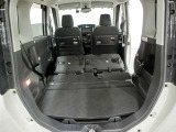 後席を倒した状態でのトランクビューです。