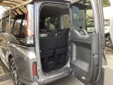 テールゲートは人が乗り降りする時のヨコ開きと、荷物を載せる時は通常のタテ開きの、2通りの開閉ができる、わくわくゲートです。