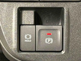 指先だけで簡単に操作が可能な電動パーキングブレーキを採用。「HOLD」スイッチを押すと、渋滞や信号待ちなどでブレーキペダルから足を離しても、ブレーキを保持するので安心です