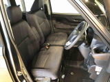 運転席の座面高さを調整できるシートリフターが付いています。フロントシートはベンチシートを採用で、座面も広く使い勝手もいいですよ♪