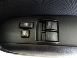 パワーウィンドウスイッチで運転席から全席の窓の開閉ができます。