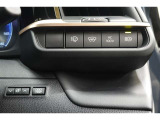 オートマチックハイビームとは、先行車や対向車のライトを認識し、ハイビームとロービームを自動で切り替える機能です。夜道の視界を確保します。詳細は販売店スタッフまでおたずねください。