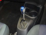 操作が楽なフロアシフトです、レバー式パーキングブレーキで足元インパネ周りもすっきりしています。