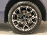BMWの純正アロイホイールは軽量かつ強度にも優れているホイールで走行性能を引き上げる設計になっております。足元にもBMWは妥協がなくこだわっている個所になります。