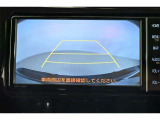 バックガイドモニター(バックモニター)付き。車両後方の映像をナビ画面に表示し、駐車などの後退操作をサポートします。