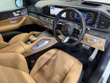 メルセデスのシートは、少し硬めに出来ておりますので、長時間の運転でも疲れにくく、安全にドライビングをお楽しみ頂けます