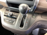 自然に手が届き、操作性の良いインパネシフトに、パーキングブレーキは、フットブレーキタイプなので、運転席と助手席の間はすっきりしています。