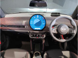MINIの内装はとにかく『円』に拘ったデザインコンセプトが一目で伝わってきます。これほど円形に拘った車は他に御座いません。伝統のデザイン、トグルスイッチなど遊び心のある内装で御座います。