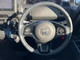 ハンドルの左にはオーディオコントロールボタンと右側にはホンダセンシング機能の設定ボタンがありハンドルを握ったまま操作が出来てラクラク♪