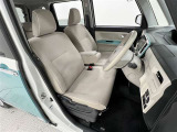 前席はベンチシート!運転席助手席間の移動ができます!