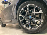 BMWの純正アロイホイールは軽量かつ強度にも優れているホイールで走行性能を引き上げる設計になっております。足元にもBMWは妥協がなくこだわっている個所になります。