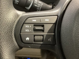 ステアリングにオーディオ操作スイッチが付いています。オーディオ画面に直接タッチしなくても操作が出来ますので、運転に集中できます。