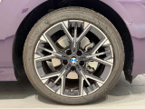 BMWの純正アロイホイールは軽量かつ強度にも優れているホイールで走行性能を引き上げる設計になっております。足元にもBMWは妥協がなくこだわっている個所になります。