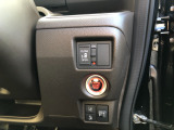 【片側電動スライドドア】リモコンや運転席のスイッチ操作のほか、ドアハンドルを少し引くだけでリアドアが自動開閉します♪