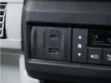 USB接続、スマートフォンの充電等にも便利なUSBチャージャー!使いやすい場所に装備されています。