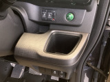 パワースライドドアの開閉はスマートキーのリモコンやドアノブは勿論、運転席側のスイッチ操作でも開閉ができ、安全・簡単です。