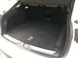 便利なキックセンサー付き電動トランク。後席シートバックはワンタッチで可倒します