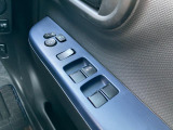 パワーウィンドウのスイッチですよ。 運転席に居ながら窓を開け閉めのコントロールできますよ。