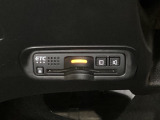 ハンドルの左下にETCがついています。高速道路の料金所の通過も楽々です!。 カードの取り出しもしやすい場所についています。
